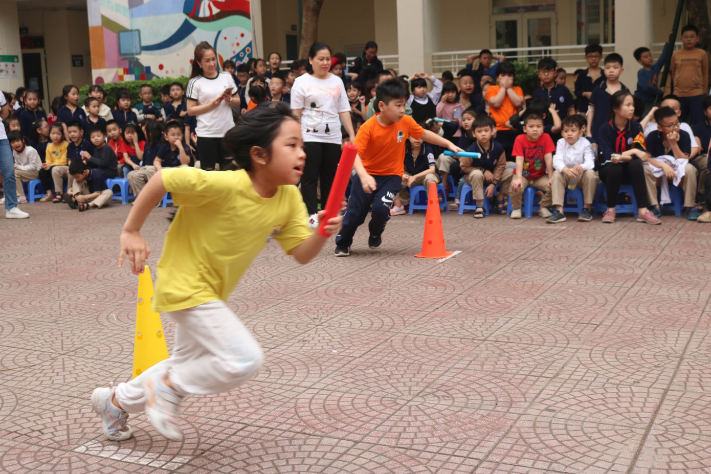 Khối 2 thi đấu ở hạng mục chạy tiếp sức. Khối 2 thi đấu ở hạng mục chạy tiếp sức.