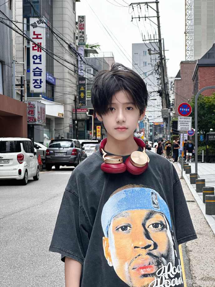 Lâm Tử Diệp có gương mặt nhỏ V-line, sống mũi cao và thần thái cuốn hút, người hâm mộ bình luận xinh trai đến mức chỉ muốn &quot;bắt về nuôi&quot;.