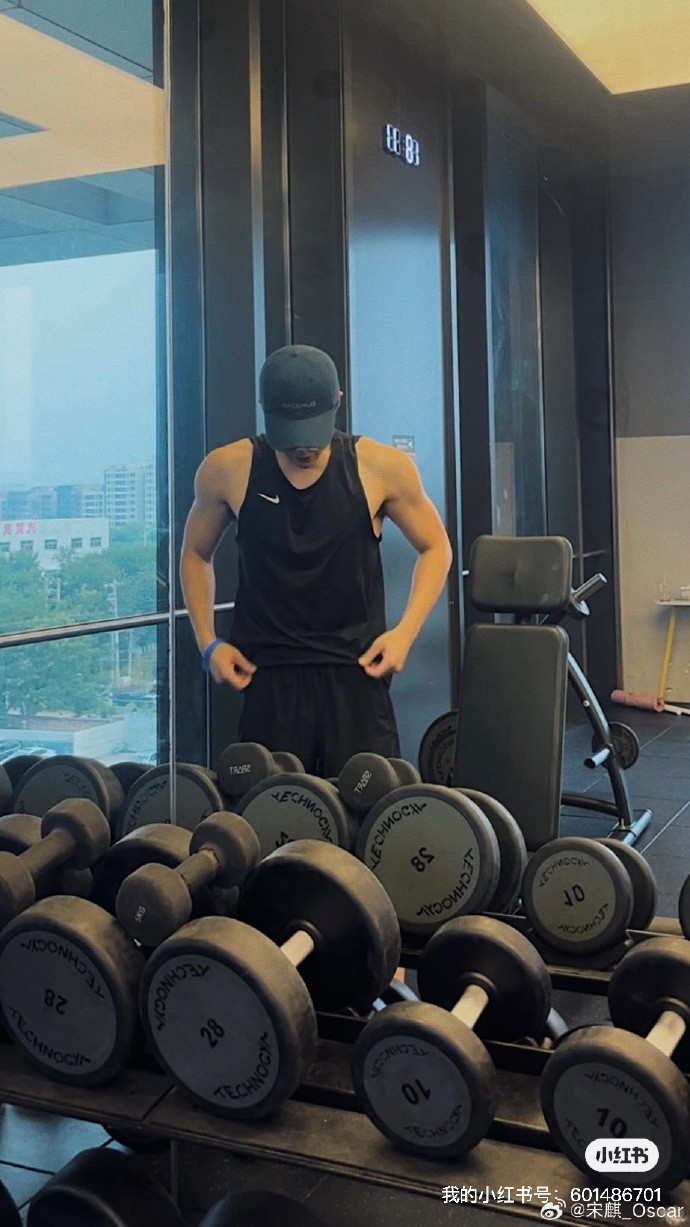 Tống Kỳ thường chia sẻ hình ảnh tại phòng tập. Tống Kỳ thường chia sẻ hình ảnh tại phòng tập.