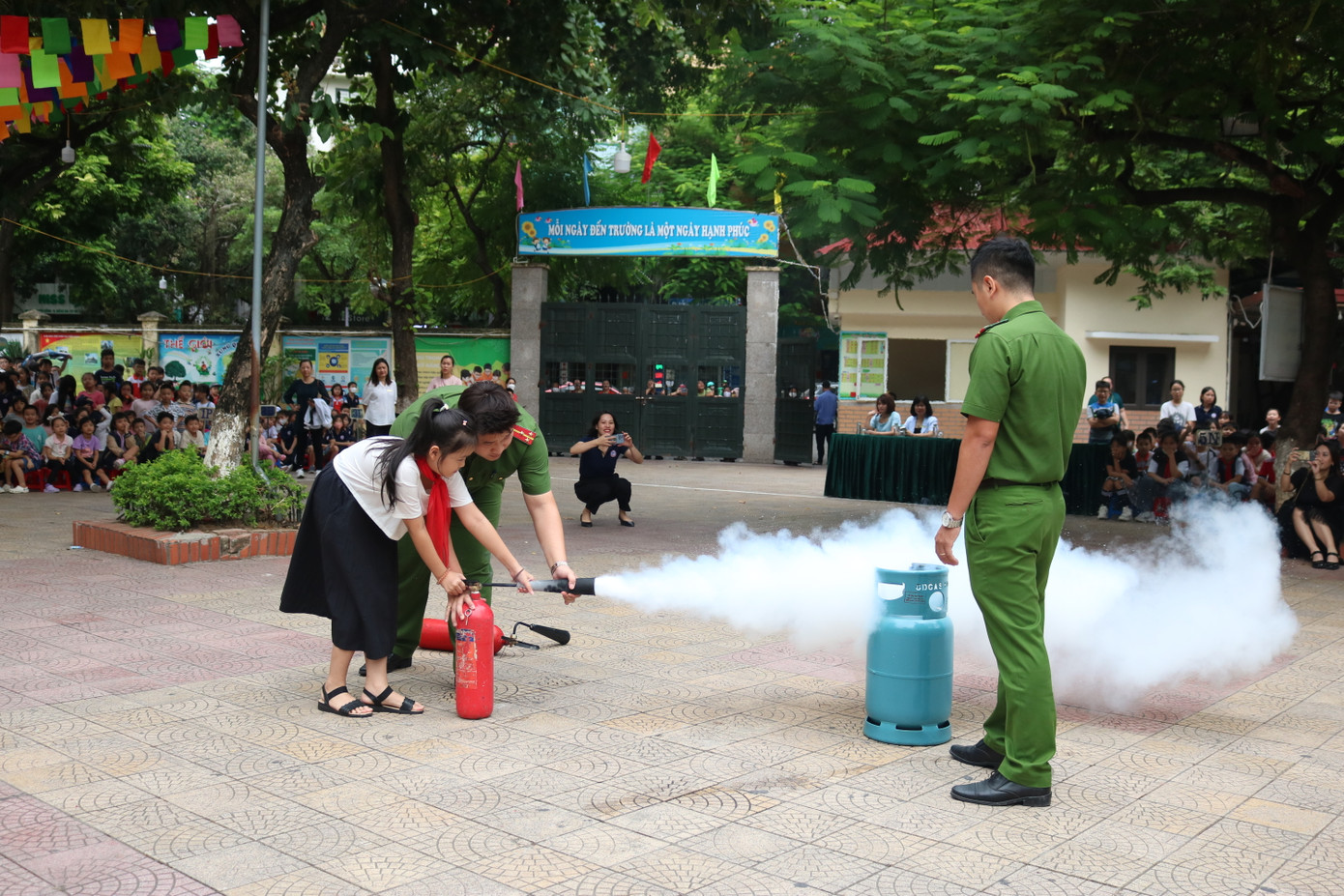Không e ngại, tween tỏ ra phấn khích và xông xáo khi có thể tự mình dập lửa. Không e ngại, tween tỏ ra phấn khích và xông xáo khi có thể tự mình dập lửa.