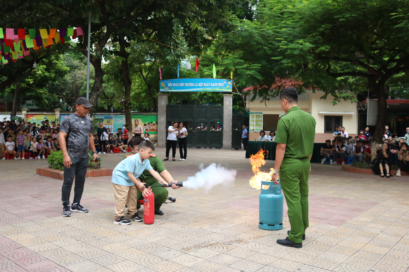 Không e ngại, tween tỏ ra phấn khích và xông xáo khi có thể tự mình dập lửa. Không e ngại, tween tỏ ra phấn khích và xông xáo khi có thể tự mình dập lửa.