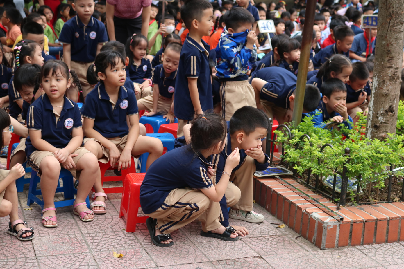 Trong lúc chờ chú công an tới hướng dẫn lớp mình, hai bạn nhỏ này đã tự luyện tập với nhau, giả mà như thật! Trong lúc chờ chú công an tới hướng dẫn lớp mình, hai bạn nhỏ này đã tự luyện tập với nhau, giả mà như thật!