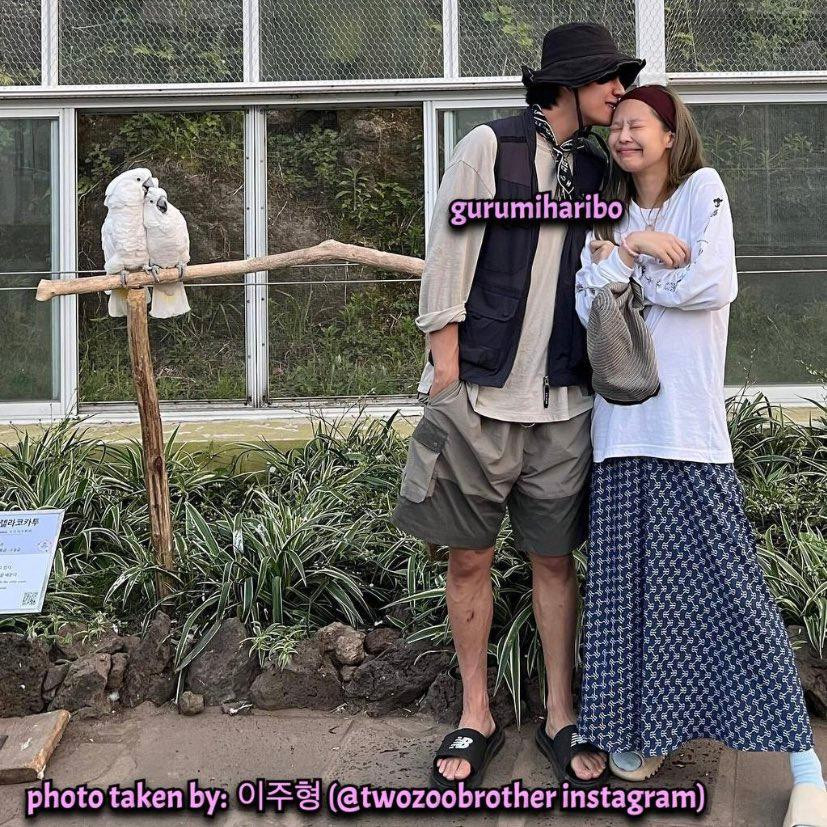 Twozoobrother được nhắc đến trong một bức ảnh hẹn hò của V và Jennie. Twozoobrother được nhắc đến trong một bức ảnh hẹn hò của V và Jennie.