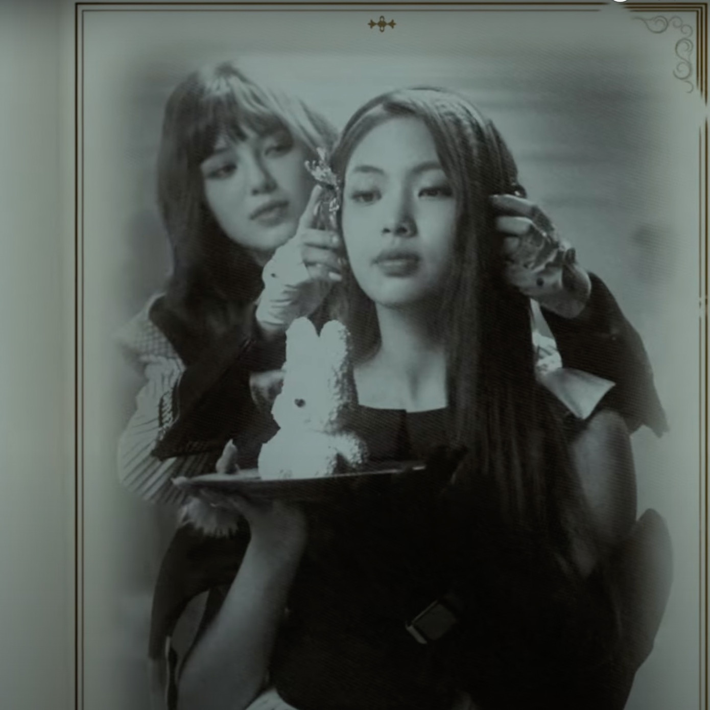 Hyein và Danielle tái hiện phân cảnh đeo tai nghe nổi tiếng của La Boum.