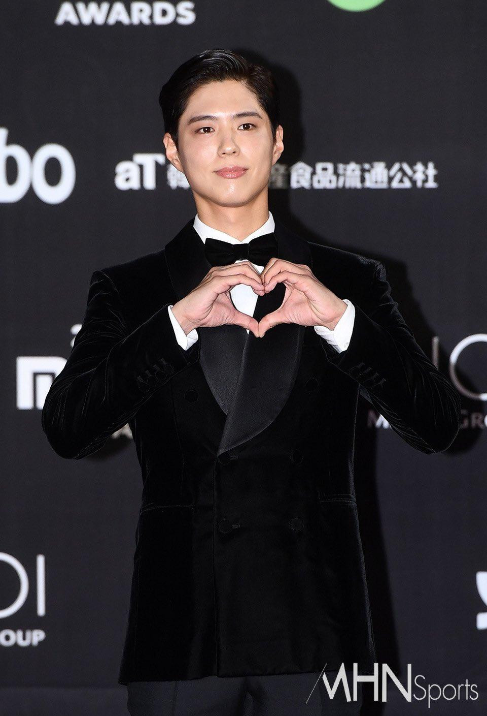 Park Bo Gum điển trai, "thả tim" trên thảm đỏ. Park Bo Gum điển trai, "thả tim" trên thảm đỏ.