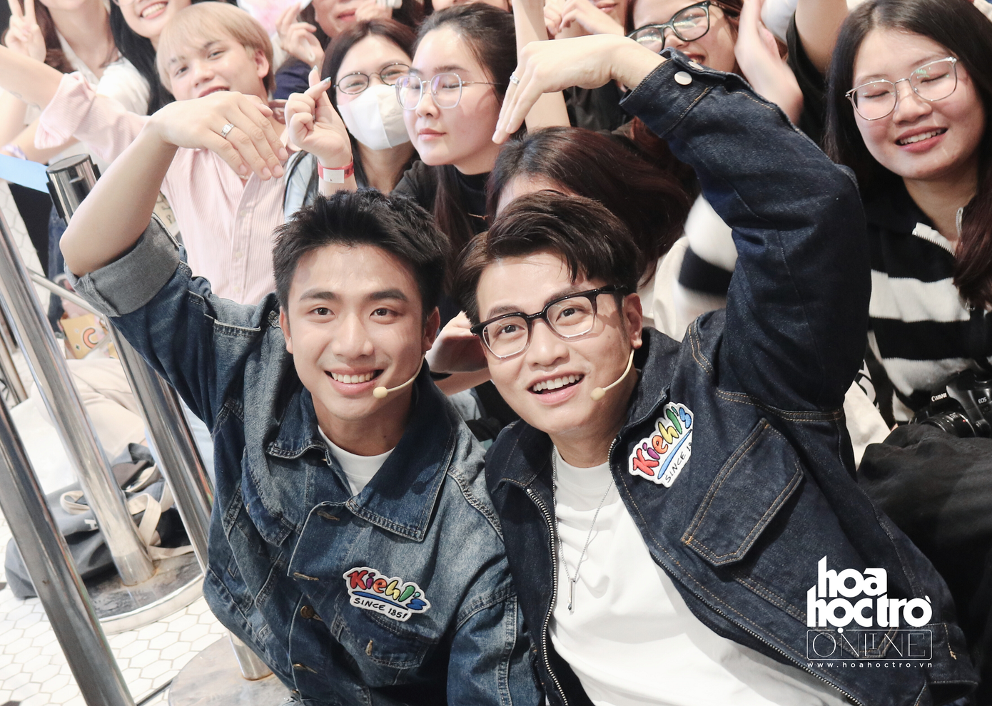 "Zoom cận" chiếc visual của Ninh Dương Story trong khung hình chụp cùng "nhân viên". "Zoom cận" chiếc visual của Ninh Dương Story trong khung hình chụp cùng "nhân viên".