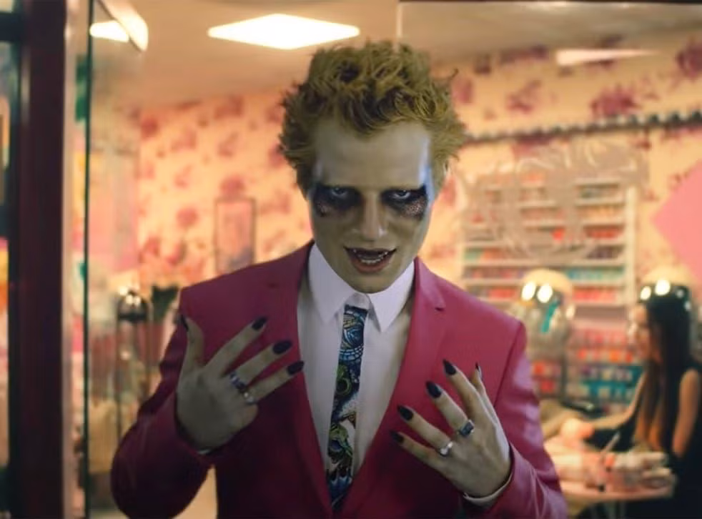 Ma cà rồng Ed Sheeran trong MV Bad Habits.