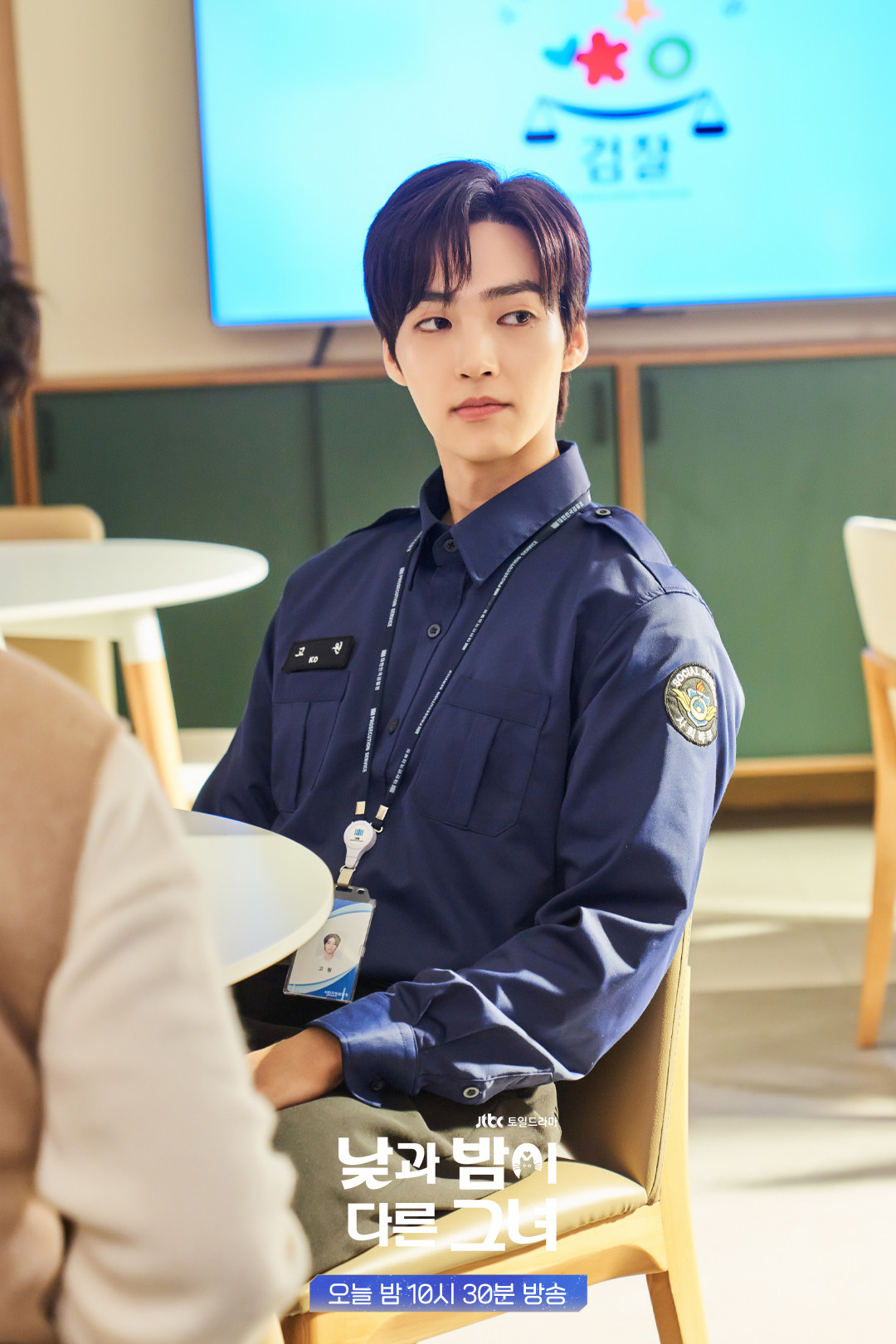 Trước mặt mọi người là siêu sao cuốn hút, tươi sáng nhưng Ko Won lại chịu áp lực tới mức phải thường xuyên sử dụng thuốc an thần và thuốc ngủ. Trước mặt mọi người là siêu sao cuốn hút, tươi sáng nhưng Ko Won lại chịu áp lực tới mức phải thường xuyên sử dụng thuốc an thần và thuốc ngủ.