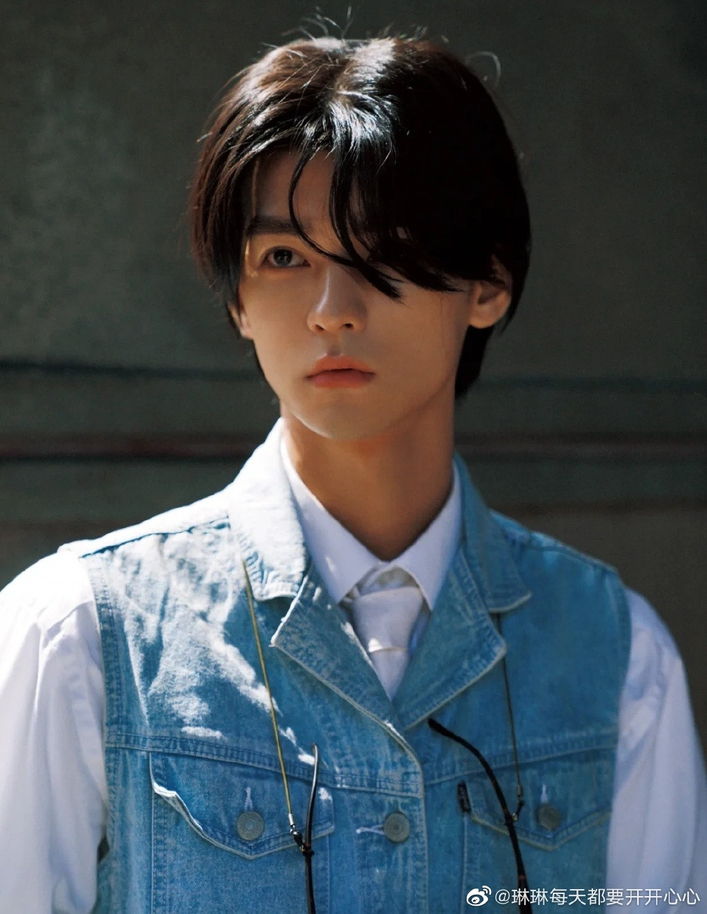 Trái với hình ảnh tướng quân gai góc trên màn ảnh, Trương Gia Thạc toát lên vẻ đẹp phi giới tính trong loạt ảnh đời thường.