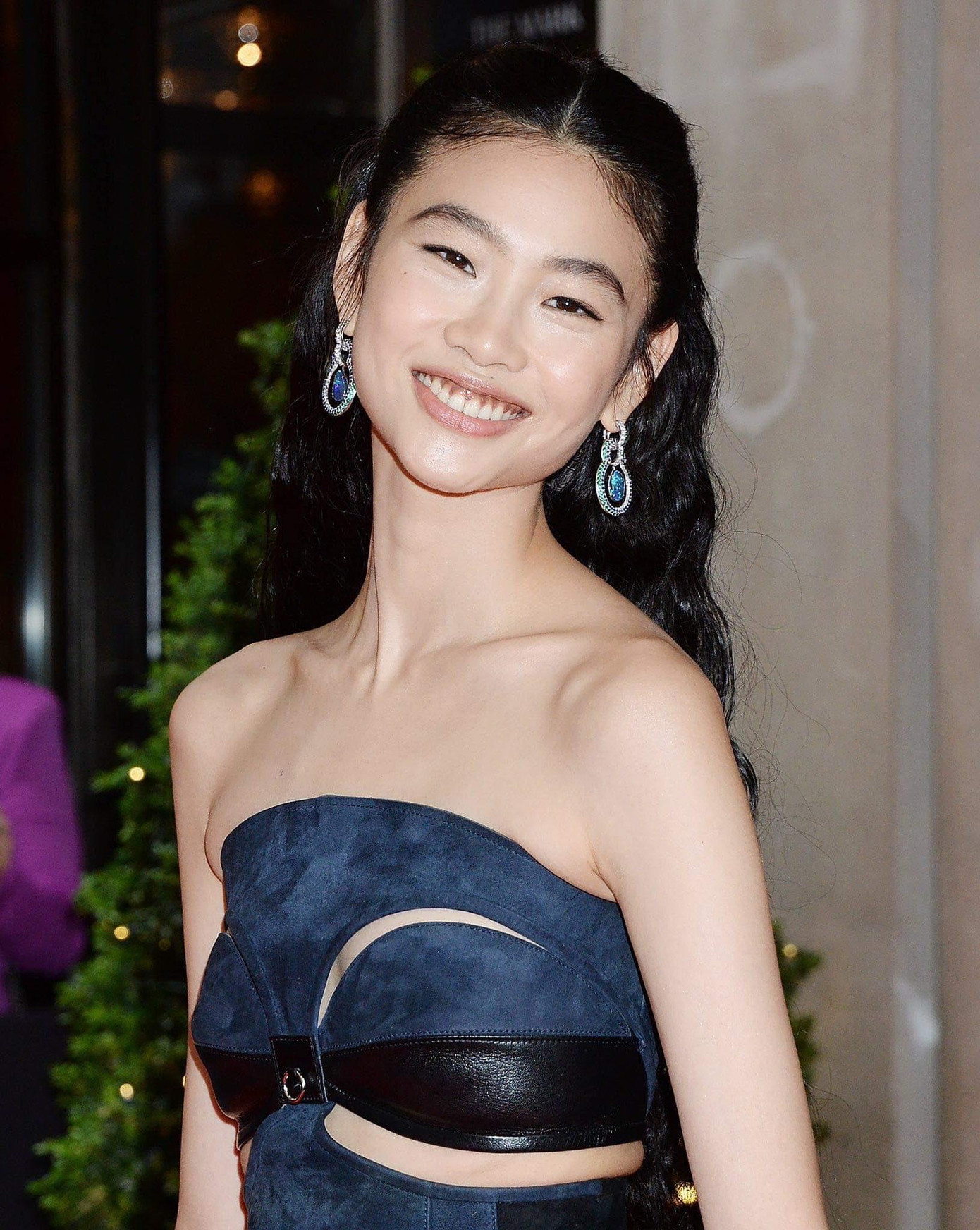 Nếu trang phục của Johnny vẫn có chút liên quan đến chủ đề, thì outfit của Jung Ho Yeon hoàn toàn "lạc đề". Nếu trang phục của Johnny vẫn có chút liên quan đến chủ đề, thì outfit của Jung Ho Yeon hoàn toàn "lạc đề".