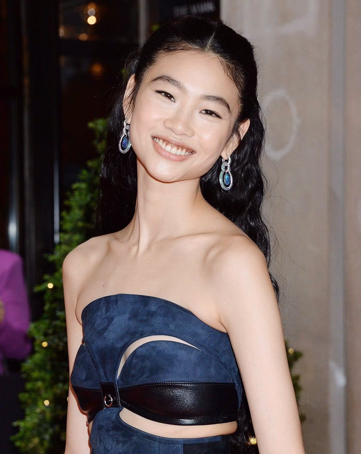 Nếu trang phục của Johnny vẫn có chút liên quan đến chủ đề, thì outfit của Jung Ho Yeon hoàn toàn "lạc đề".