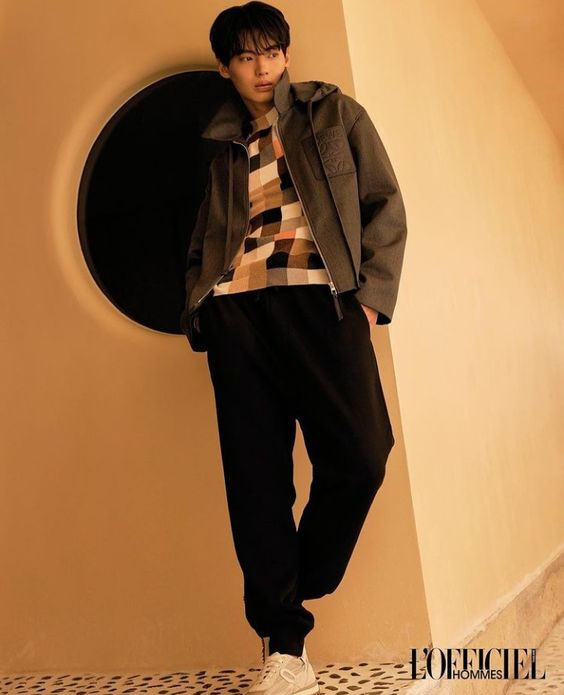 Win Metawin của hiện tại đang là nam thần được săn đón nhất nhì xứ Chùa Vàng, được khen ngợi với gương mặt ngày càng điển trai, sắc vóc hoàn hảo, nam tính. Win Metawin của hiện tại đang là nam thần được săn đón nhất nhì xứ Chùa Vàng, được khen ngợi với gương mặt ngày càng điển trai, sắc vóc hoàn hảo, nam tính.