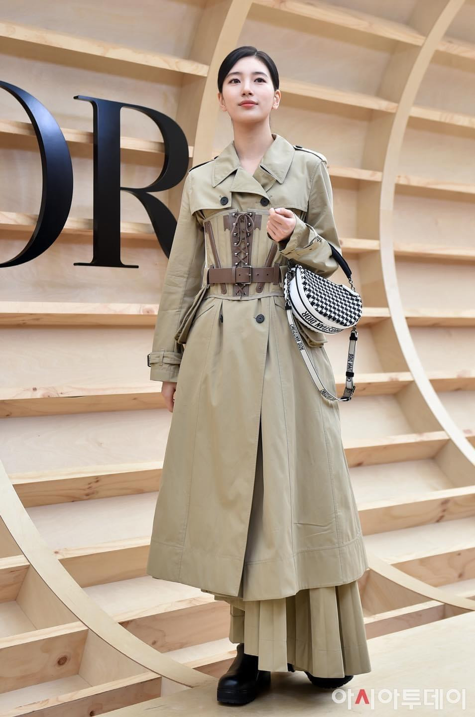 Nhan sắc ngày càng lên hương của Suzy được nhận xét cực phù hợp với vibe thanh lịch, sang chảnh của nhà mốt xứ Pháp.