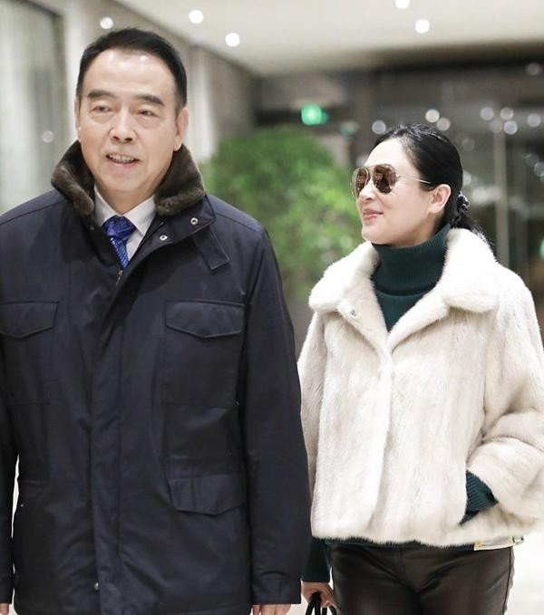 Có nhiều tin đồn lan truyền người trong giới, chỉ cần khiến Trần Khải Ca hay Trần Hồng phật ý, tài nguyên sẽ "không cánh mà bay". Có nhiều tin đồn lan truyền người trong giới, chỉ cần khiến Trần Khải Ca hay Trần Hồng phật ý, tài nguyên sẽ "không cánh mà bay".