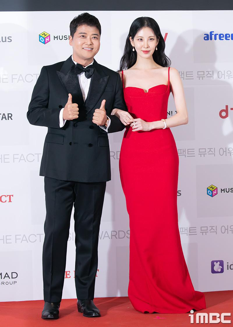 Xuất hiện tại TMA 2022 với tư cách MC, Seohyun (SNSD) bước lên thảm đỏ đã thu hút sự chú ý của truyền thông lẫn công chúng trong chiếc đầm đỏ nổi bật giữa loạt trang phục đen của các thần tượng. Chiếc váy giúp khoe trọn xương quai xanh và bờ vai quyến rũ của nữ thần tượng.