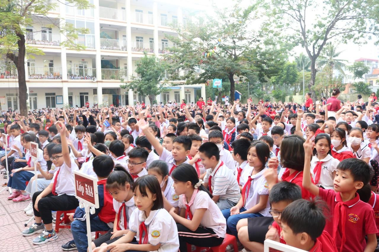 Vô số cánh tay được đưa lên hào hứng trả lời câu hỏi của tween Tiểu học Trần Đăng Ninh. Vô số cánh tay được đưa lên hào hứng trả lời câu hỏi của tween Tiểu học Trần Đăng Ninh.