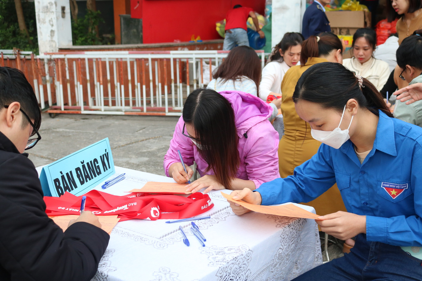 Lượng người đến tham gia hiến máu đều có mặt từ sáng sớm.