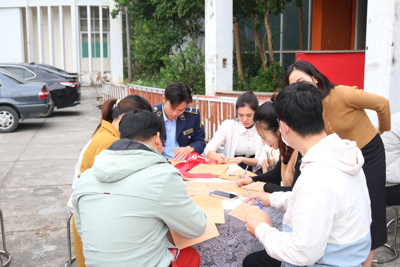 Lượng người đến tham gia hiến máu đều có mặt từ sáng sớm.