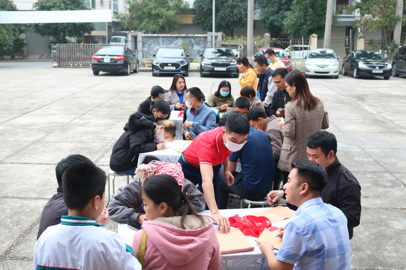 Lượng người đến tham gia hiến máu đều có mặt từ sáng sớm.