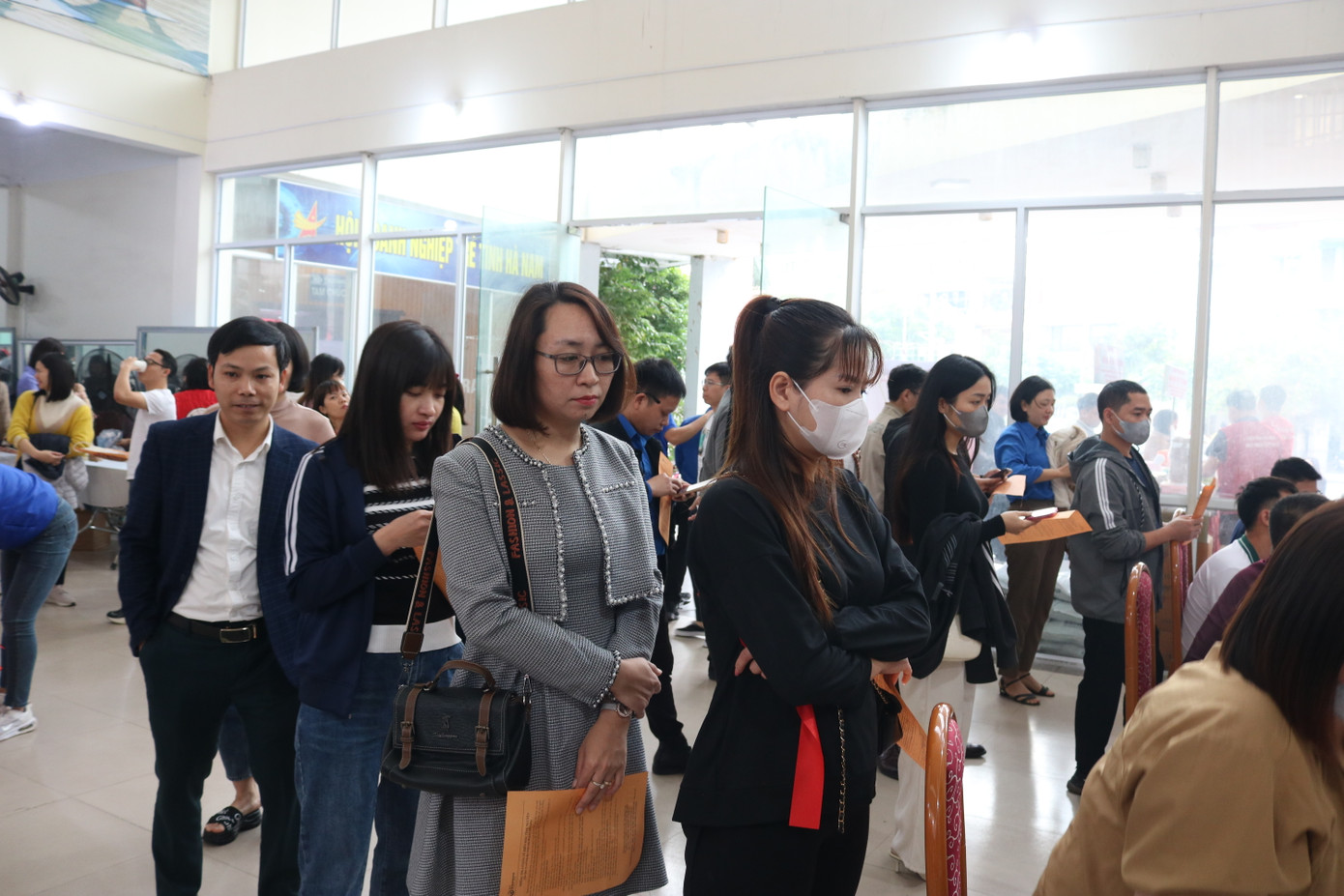 Lượng người đến tham gia hiến máu đều có mặt từ sáng sớm.