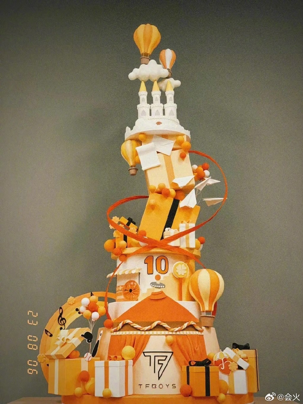 Chiếc bánh ban đầu được thiết kế xinh xắn, nhưng khi trình làng lại không thể thắng được trọng lực mà đổ gục. Chiếc bánh ban đầu được thiết kế xinh xắn, nhưng khi trình làng lại không thể thắng được trọng lực mà đổ gục.