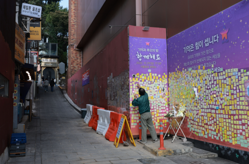 Con hẻm xảy ra thảm kịch Itaewon hiện tại, vắng người qua lại. Các cửa hàng hầu hết đã đóng cửa. Người dân đến để lại nhiều lời nhắn tưởng nhớ nạn nhân tại đây. - Ảnh: Yonhap Con hẻm xảy ra thảm kịch Itaewon hiện tại, vắng người qua lại. Các cửa hàng hầu hết đã đóng cửa. Người dân đến để lại nhiều lời nhắn tưởng nhớ nạn nhân tại đây. - Ảnh: Yonhap