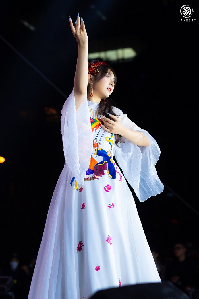 Lã Châu Giang trong phần thi trang phục truyền thống.