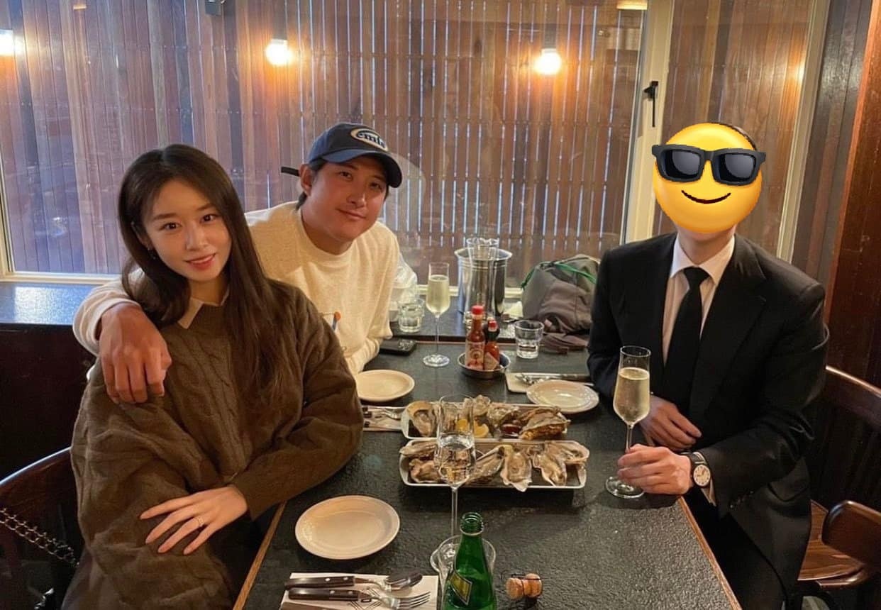 Vợ chồng Hwang Jae Gyun - Jiyeon đi ăn cùng người quen.