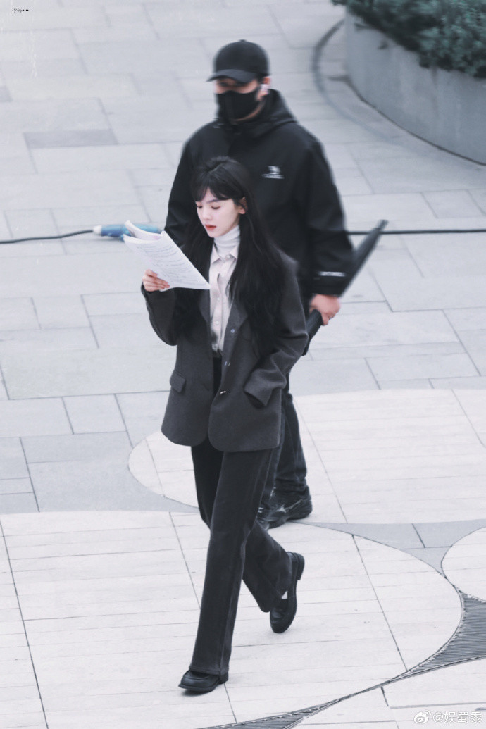 Trang phục đi làm của phóng viên Ôn Dĩ Phàm.