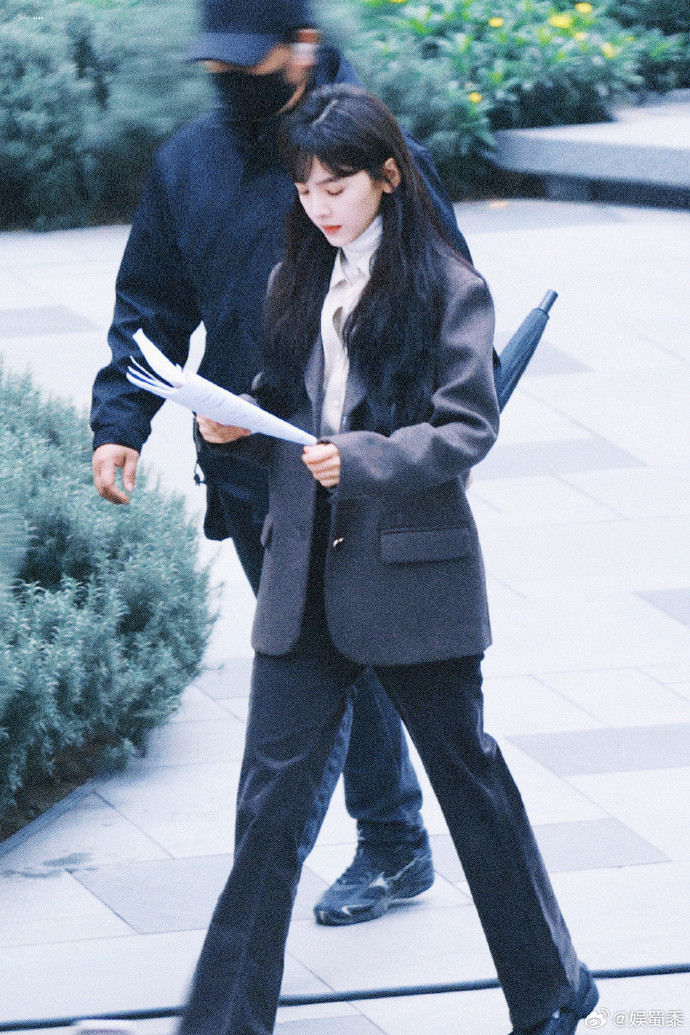 Trang phục đi làm của phóng viên Ôn Dĩ Phàm.