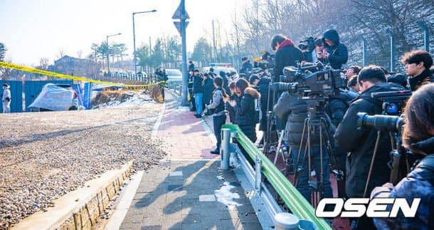 Giới truyền thông Hàn tập trung kín tại hiện trường để cập nhật tình hình cụ thể.