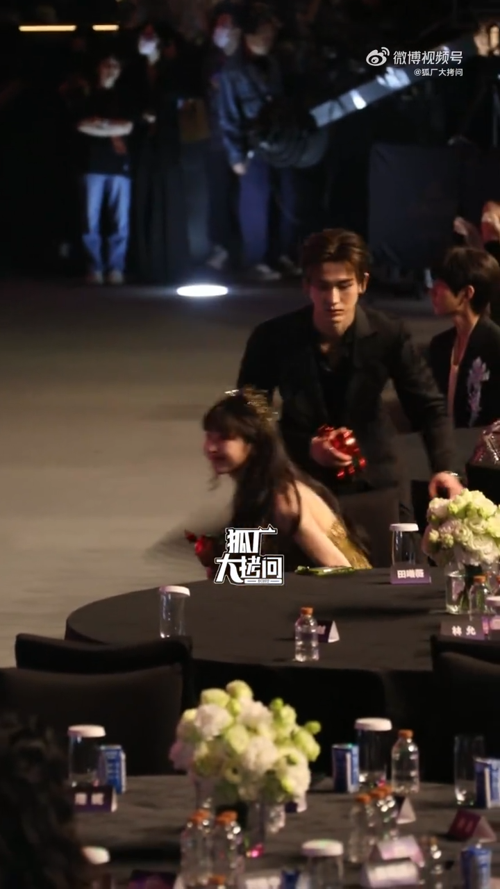 &quot;Anh ấy đang lén lút, rình rập gì vậy&quot; - một Cnet bình luận.