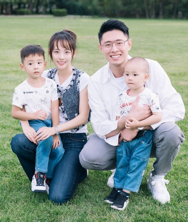 Trương Gia Nghê cùng Mãi Siêu và 2 con trai. Trương Gia Nghê cùng Mãi Siêu và 2 con trai.