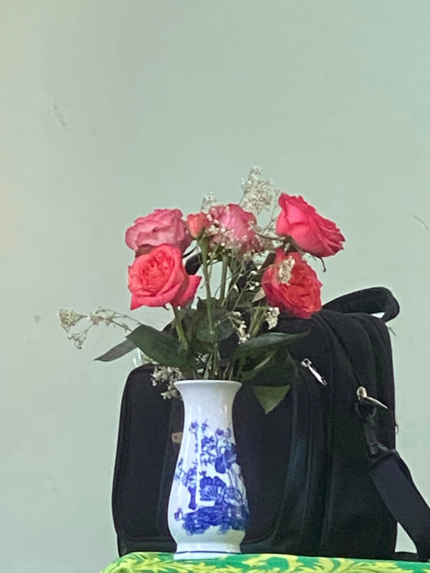 Bình hoa nhìn đơn giản nhưng lại vừa &quot;độc lạ&quot; vừa quen quen đang gây bão mạng xã hội. - Ảnh: Ngọc Lan