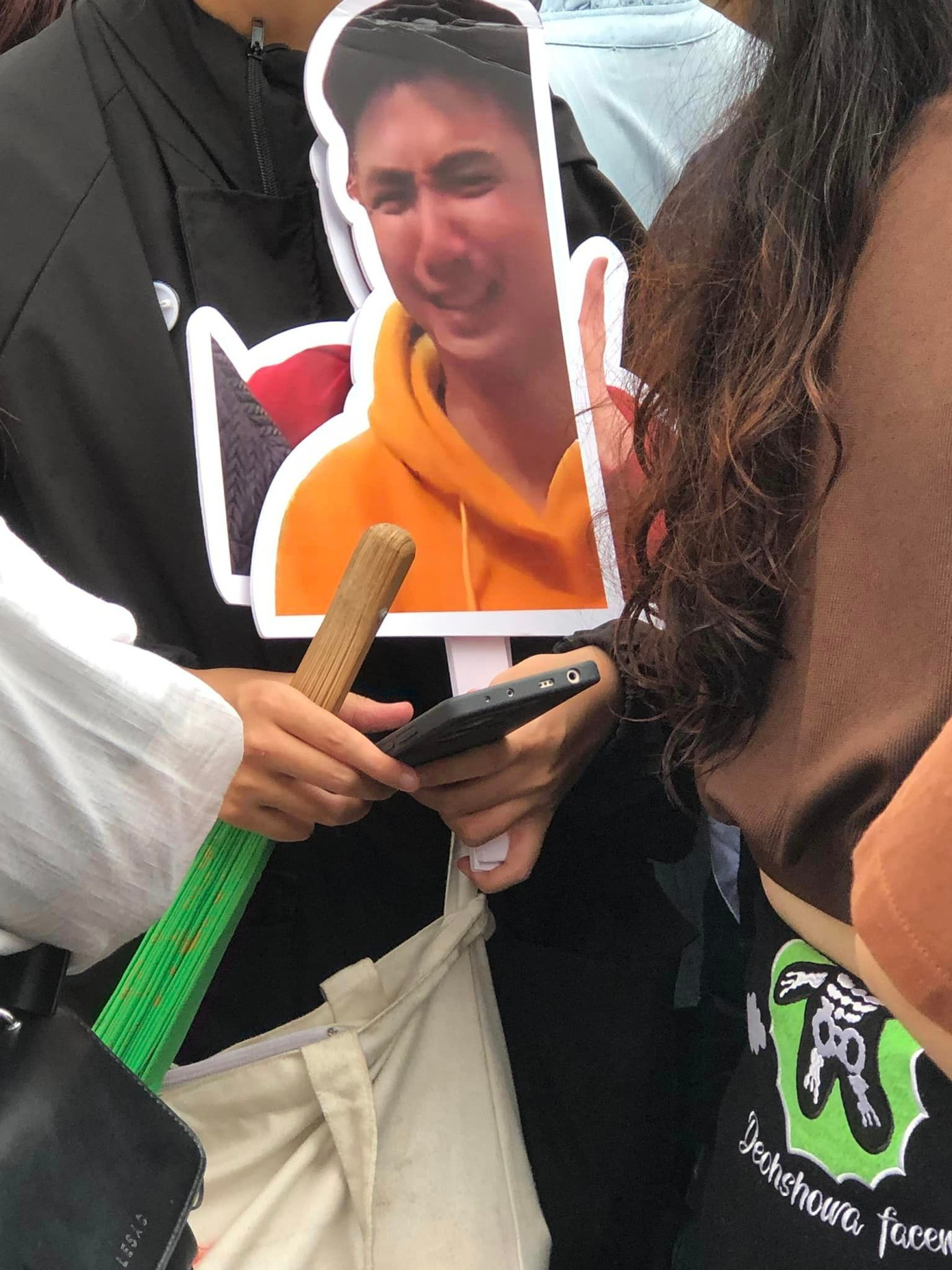 Những chiếc standee cầm tay dễ thương và hài hước. - Ảnh: Thanh Phạm Những chiếc standee cầm tay dễ thương và hài hước. - Ảnh: Thanh Phạm