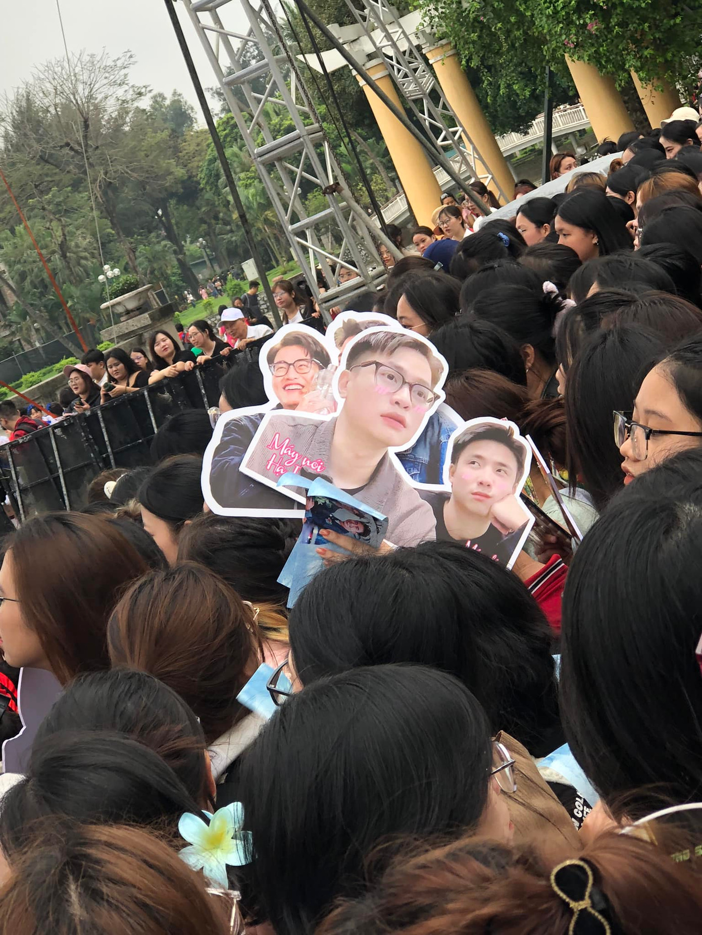 Những chiếc standee cầm tay dễ thương và hài hước. - Ảnh: Thanh Phạm Những chiếc standee cầm tay dễ thương và hài hước. - Ảnh: Thanh Phạm