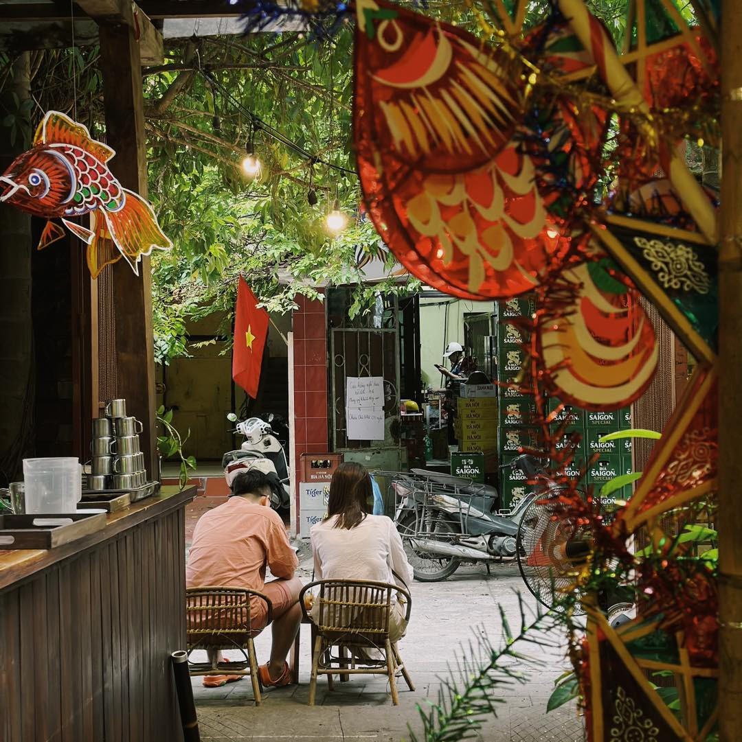 Không gian tại Căng-tin giúp bạn cảm giác như "tua ngược" về Hà Nội những năm đầu thế kỷ XX. Không gian tại Căng-tin giúp bạn cảm giác như "tua ngược" về Hà Nội những năm đầu thế kỷ XX.