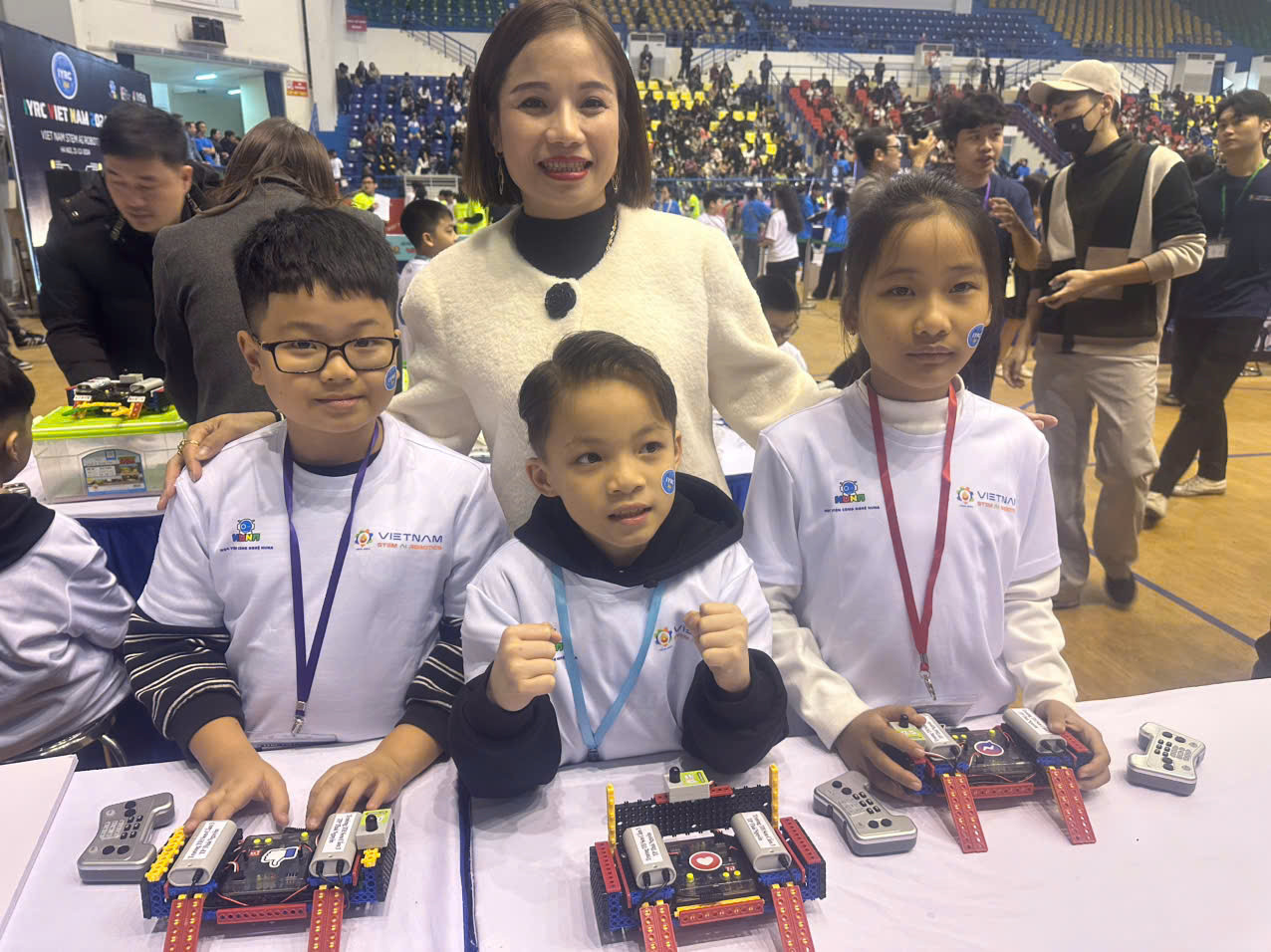 Cô Thu Hương - Hiệu trưởng trường Tiểu học Sơn Cẩm 3 (Thái Nguyên) cùng các em học sinh chụp ảnh lưu niệm với ông Harry Roh - Chủ tịch Hiệp hội robot Thanh thiếu niên Quốc tế - IYRA (International Youth Robot Association). Ảnh: NVCC