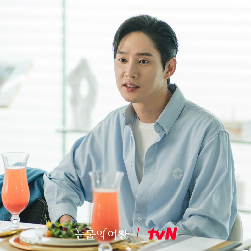 Dã tâm của Eun Sung cũng dần lộ rõ hơn ở tập 4. Một mặt anh giúp Hae In đàm phán đưa Hercyna vào bách hóa thành công; một mặt anh đang nhắm vào việc giành lấy cổ phần từ các cổ đông chủ lực, bất mãn với chủ tịch Hong.