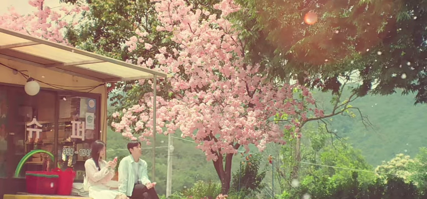 Trong giây phút hoảng loạn nhất, Hae In nhớ về những ngày tháng mới yêu ngọt ngào của hai người, khi cô ngồi ăn kem cùng anh trước cửa hàng tạp hóa. Lúc này Hyun Woo vẫn hiểu lầm là nhà Hae In rất nghèo, thậm chí là mang nợ.