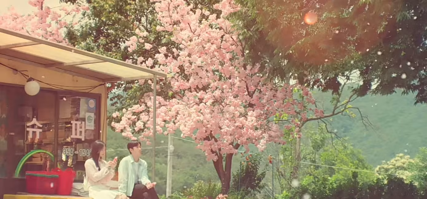 Trong giây phút hoảng loạn nhất, Hae In nhớ về những ngày tháng mới yêu ngọt ngào của hai người, khi cô ngồi ăn kem cùng anh trước cửa hàng tạp hóa. Lúc này Hyun Woo vẫn hiểu lầm là nhà Hae In rất nghèo, thậm chí là mang nợ.