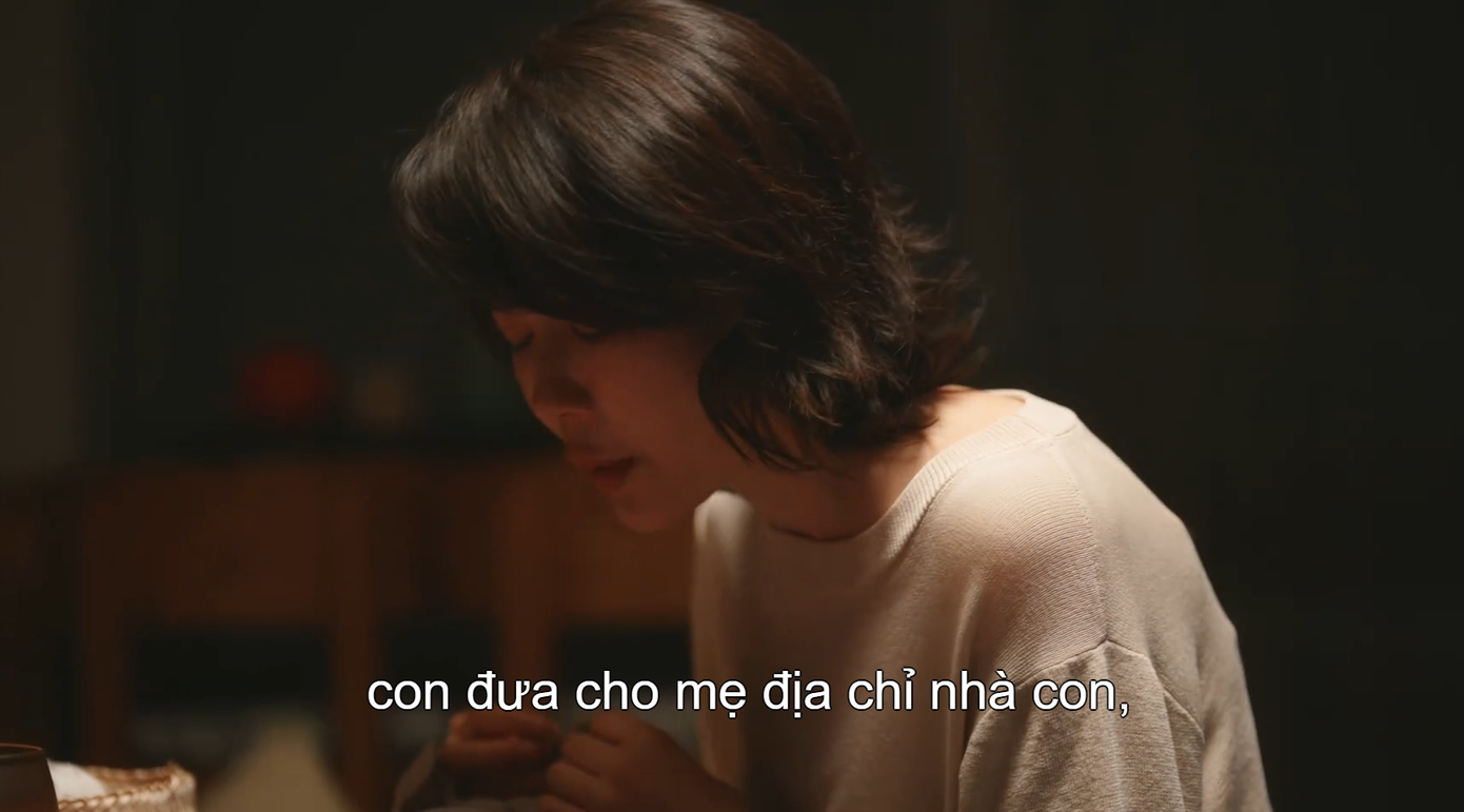 Mỗi lần nhận điện thoại của mẹ, Ôn Dĩ Phàm lại phải nghe bà giải thích, thỏa hiệp, khiến nỗi đau đã lắng xuống lại dội ngược về. Mỗi lần nhận điện thoại của mẹ, Ôn Dĩ Phàm lại phải nghe bà giải thích, thỏa hiệp, khiến nỗi đau đã lắng xuống lại dội ngược về.