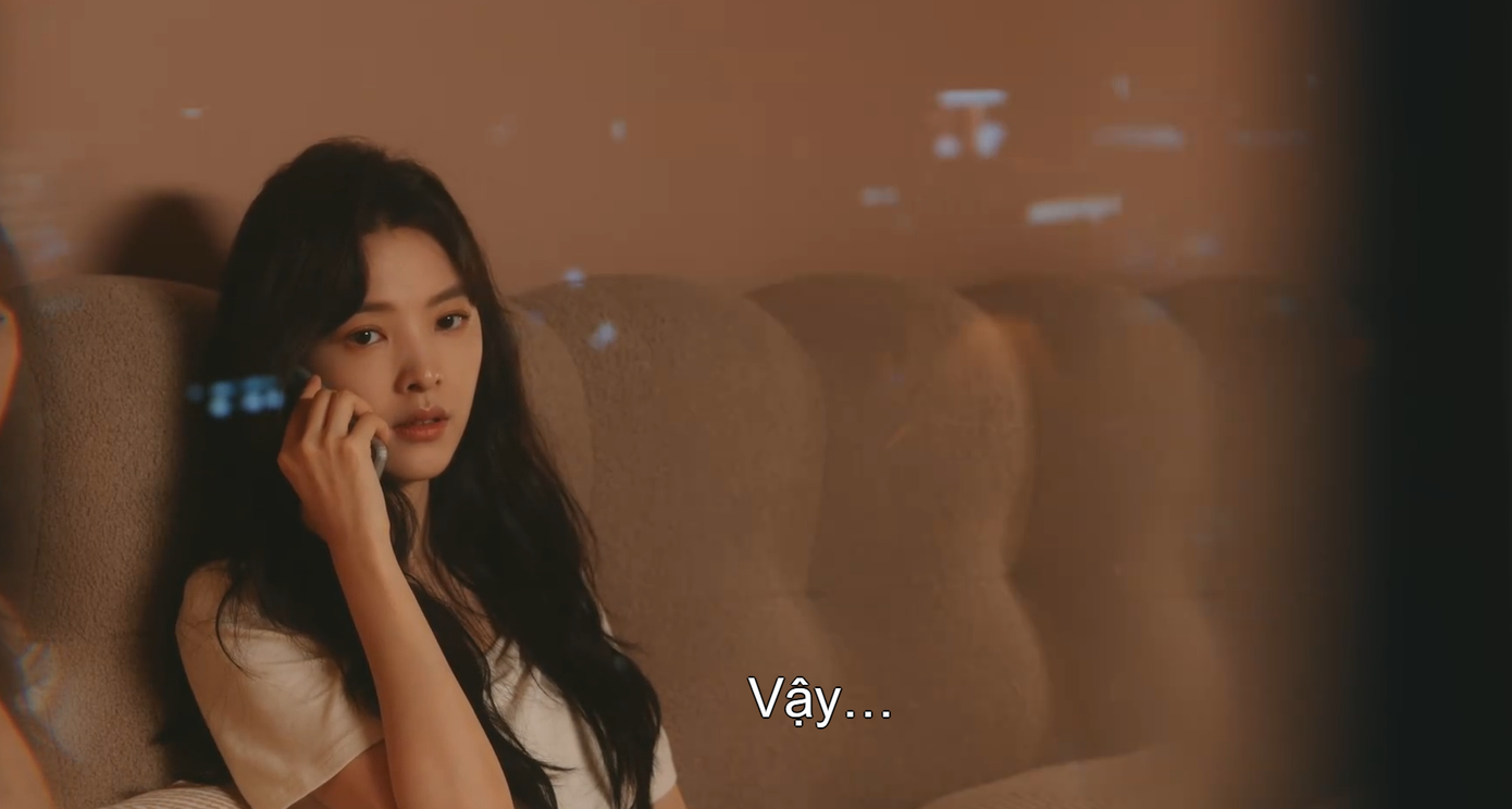 Mỗi lần nhận điện thoại của mẹ, Ôn Dĩ Phàm lại phải nghe bà giải thích, thỏa hiệp, khiến nỗi đau đã lắng xuống lại dội ngược về. Mỗi lần nhận điện thoại của mẹ, Ôn Dĩ Phàm lại phải nghe bà giải thích, thỏa hiệp, khiến nỗi đau đã lắng xuống lại dội ngược về.