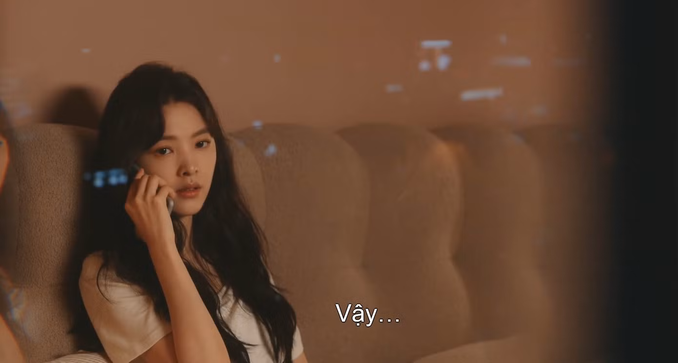 Mỗi lần nhận điện thoại của mẹ, Ôn Dĩ Phàm lại phải nghe bà giải thích, thỏa hiệp, khiến nỗi đau đã lắng xuống lại dội ngược về.