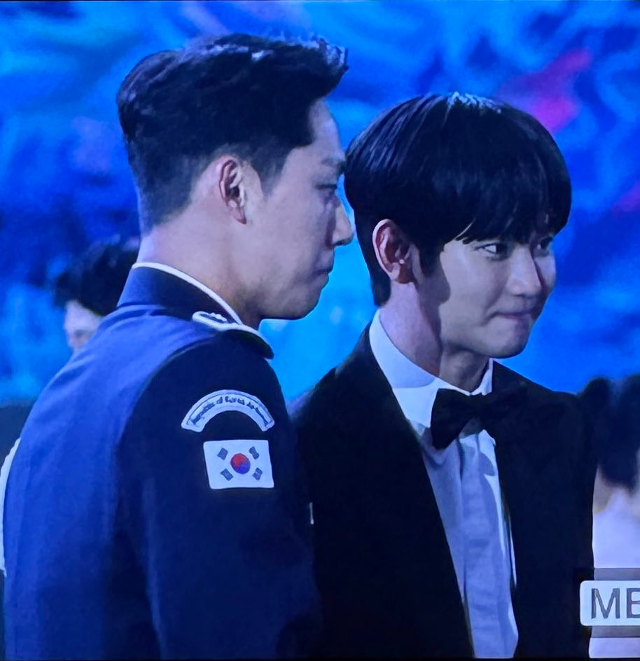 Khung hình chung của hai "vựa nước mắt" K-Drama, lại cùng bặm môi của Kim Soo Hyun và Lee Do Hyun cũng thu về hàng chục nghìn lượt "thả tim". Khung hình chung của hai "vựa nước mắt" K-Drama, lại cùng bặm môi của Kim Soo Hyun và Lee Do Hyun cũng thu về hàng chục nghìn lượt "thả tim".