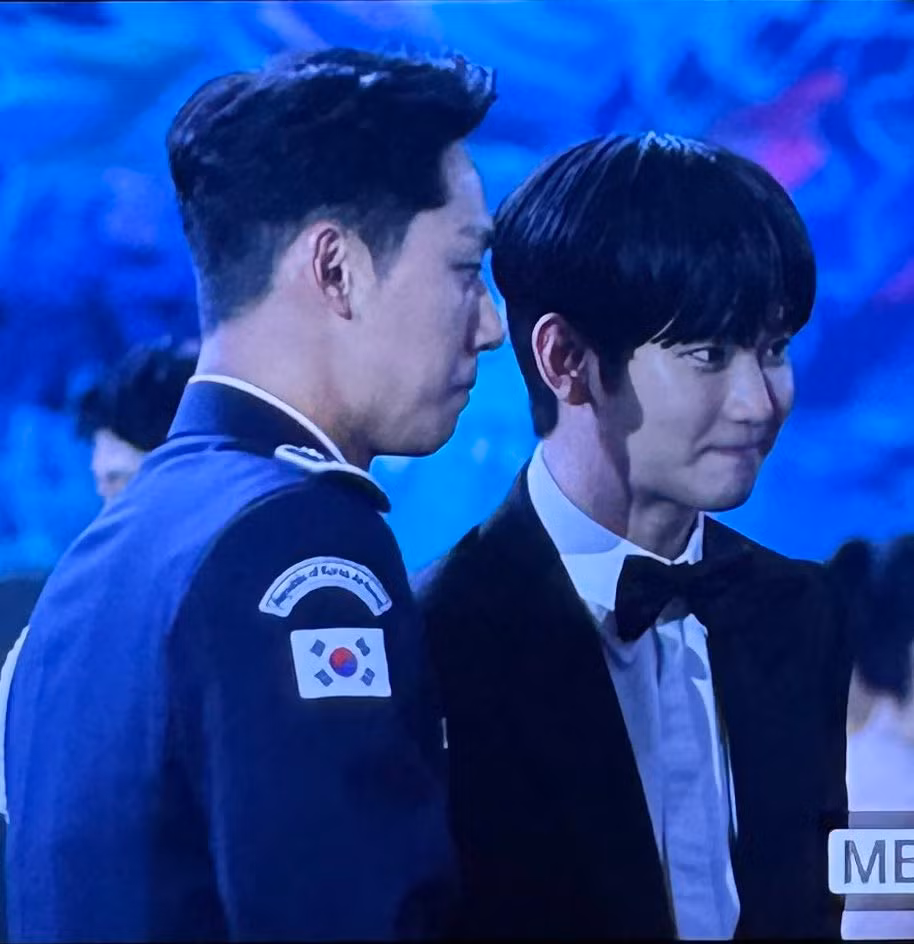 Khung hình chung của hai "vựa nước mắt" K-Drama, lại cùng bặm môi của Kim Soo Hyun và Lee Do Hyun cũng thu về hàng chục nghìn lượt "thả tim".