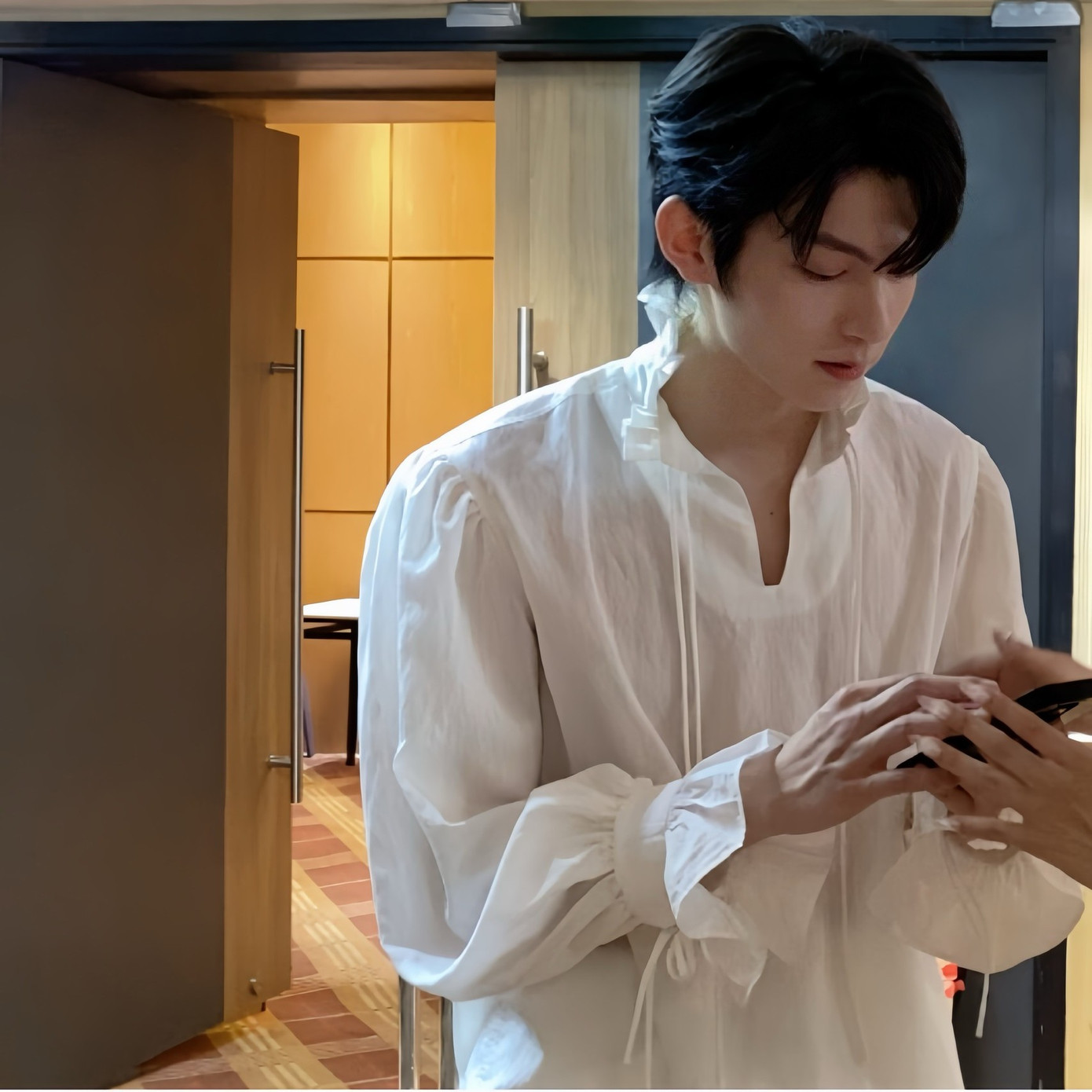 Áo Phàn Trị Hân mặc y hệt với người trong teaser.