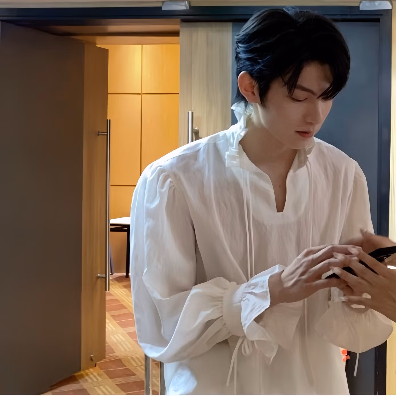 Áo Phàn Trị Hân mặc y hệt với người trong teaser.