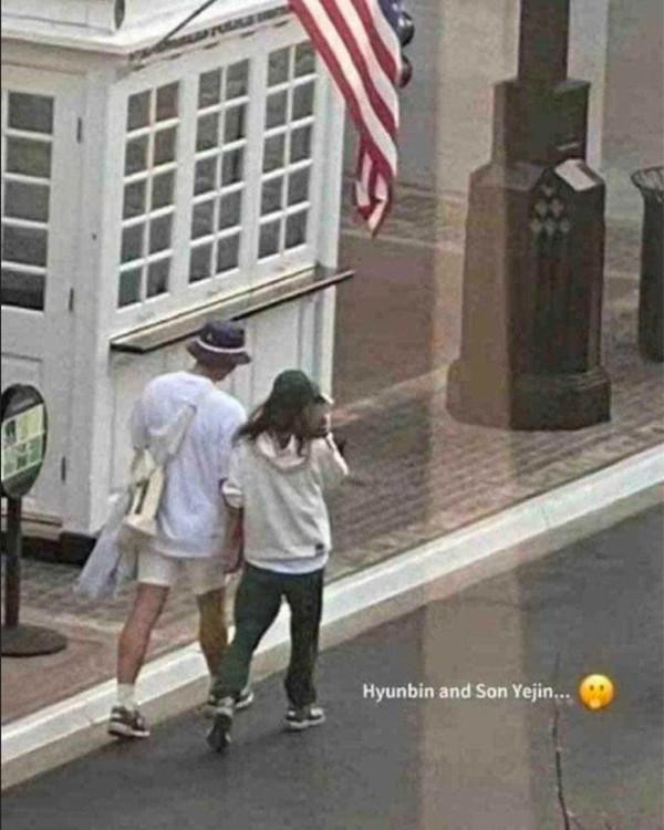 ...thực chất là ảnh của Son Ye Jin và Hyun Bin khi hưởng tuần trăng mật tại New York (Mỹ) được fan chụp lại vào cuối tháng 3 năm nay. ...thực chất là ảnh của Son Ye Jin và Hyun Bin khi hưởng tuần trăng mật tại New York (Mỹ) được fan chụp lại vào cuối tháng 3 năm nay.