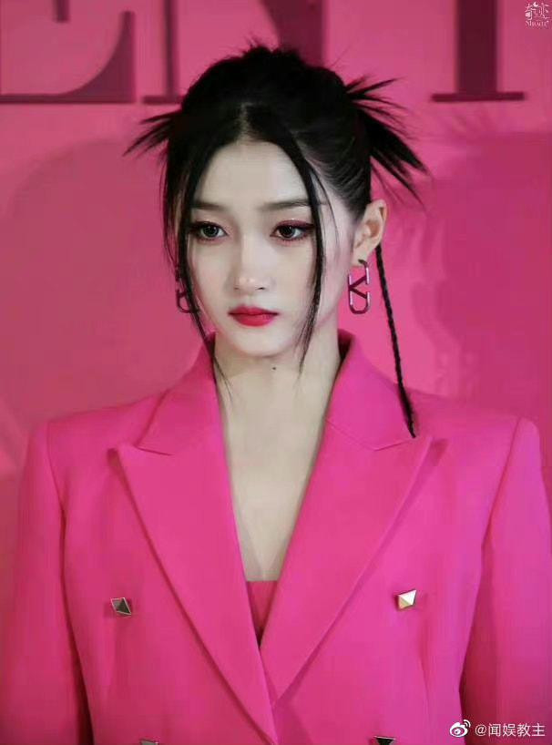 Trang điểm và làm tóc của Quan Hiểu Đồng cũng được đánh giá cao về độ độc đáo.